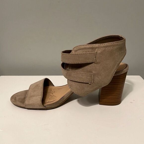 Heart in D Women's Taupe Suede Double Ankle Strap Block Heel Sandal Size 8 - Picture 11 of 14